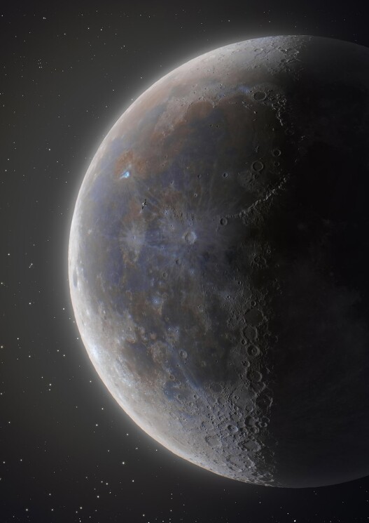 Невероятный пролет МКС на фоне Луны.
